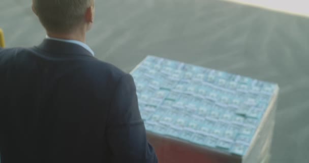 Чоловік Заряджає Піддон Доларів Незнайомець Завантажує Палець Грошей Коробка Грошей — стокове відео