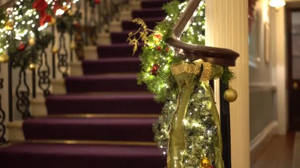 Natal Ano Novo Decoração Interiores Escadaria Antiga Casa Decorada Com — Vídeo de Stock