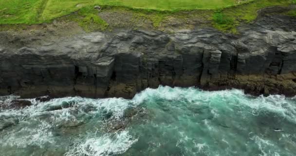 Havsvågor Sköljer Den Steniga Stranden Flyg Från Irland Landsbygd Turistattraktion — Stockvideo