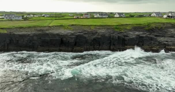 海浪冲刷着岩石海岸 来自爱尔兰克莱尔县乡村旅游胜地的空中游客 摩尔和伯伦爱尔兰的悬崖 爱尔兰风景秀丽的海景 沿着野生大西洋的道路 — 图库视频影像