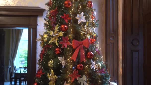 Weihnachtsbaum Geschmückt Mit Lichtern Und Spielzeug Weihnachten Und Neujahr Innendekoration — Stockvideo