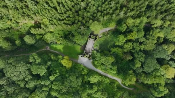Veduta Aerea Drone Irelands Ballysaggartmore Towers Sorvolando Misteriose Torri Ponte — Video Stock