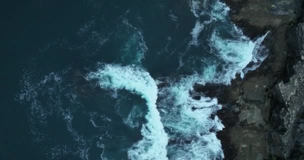 Вид Повітря Скелю Вниз Круті Скелі Вид Повітря Вниз Океану — стокове відео