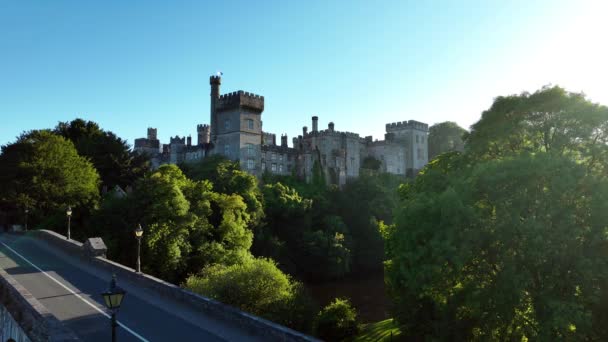 河边一座风景如画的城堡 日落时被绿树包裹着 夕阳西下城堡沃特福德荒原繁茂的乡村里的利斯莫尔城堡和落叶山脉 — 图库视频影像