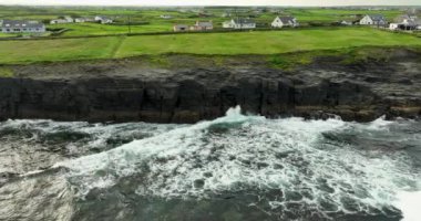 Okyanus dalgaları kayalık sahili yıkıyor. County Clare 'deki İrlanda' nın kırsal bölgelerinden gelen hava aracı. Moher ve Burren İrlanda Kayalıkları. Vahşi Atlantik yolu boyunca İrlanda 'nın destansı manzaralı deniz manzarası