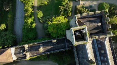 Havadan. Lismore Kalesi, en iyi manzara. Kalenin çatısında büyük kuleler var. Akşam güneşi Castle. Lismore Kalesi ve Knockmealdown Dağları Waterford Ireland 'ın yemyeşil kırsalında