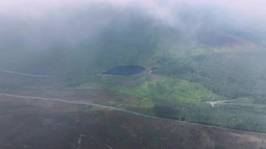 Dağlarda yüksek bir dağ gölü. Yeşil tepelerin ortasındaki dağ gölü. Bay Lough Gölü, Clogheen, Tipperary, İrlanda. Göl, Knockmealdown 'un ortasında bir yamaçta duruyor.