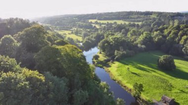 Sakinlik, rahatlama, meditasyon, yalnızlık, doğanın güzelliği. İnsansız hava aracından alınmış güzel bir manzara. Ormanlar ve sakin bir nehir. Blackwater nehir kıyısındaki dağ manzarası. Yeşil