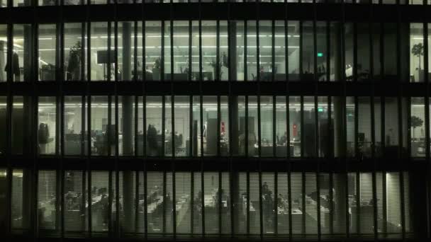 Glasfassade Eines Bürogebäudes Mit Beleuchteten Arbeitsräumen Bei Nacht Luftaufnahme Der — Stockvideo
