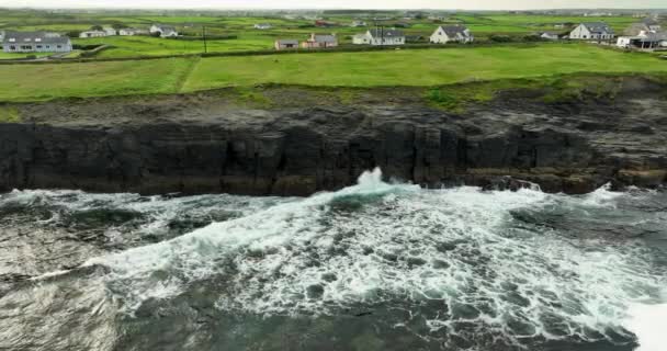Las Olas Del Océano Lavan Costa Rocosa Aérea Irlanda Atracción — Vídeos de Stock