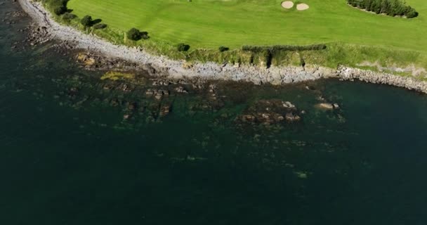 Εναέρια Drone Κινηματογραφική Του Beautiful Luxurious Lifestyle Costal Golf Course — Αρχείο Βίντεο
