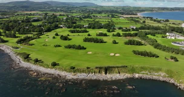 Luchtdrone Cinematic Beautiful Luxurious Lifestyle Costal Golfbaan Buurt Van Ocean — Stockvideo