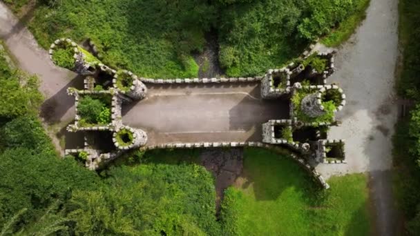从空中俯瞰荒原百利沙加泰多塔楼 飞越神秘的塔楼 利斯莫尔中世纪桥 沃特福德县森林 一个神秘的地方 中世纪的建筑 通往世界的大门 — 图库视频影像