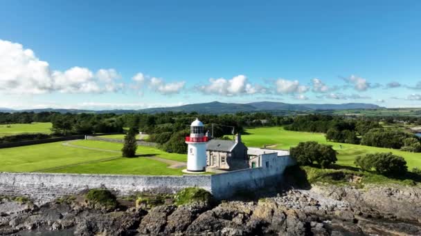 근처의 아름다운 해안선 해안의 배경에 등대와 해안선 Ballinacourty Lighthouse의 — 비디오