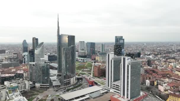 米兰市天际线的空中景观 商业建筑的现代城市景观 空中录像显示新的摩天大楼 Pov 罗蒙巴地亚宫 米兰意大利 2024高质量4K — 图库视频影像