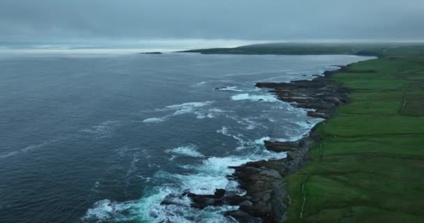아래의 가파른 모허의 절벽을 아래로 대서양 방식입니다 안개같은 아일랜드의 여행지 — 비디오