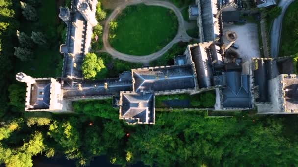 利索莫城堡 俯瞰全景城堡的屋顶 塔楼很大 夕阳西下城堡沃特福德荒原繁茂的乡村里的利斯莫尔城堡和落叶山脉 — 图库视频影像