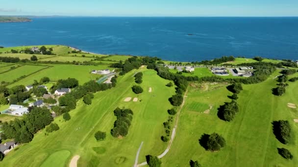 Aerial Drone Cinematic Beautiful Luxurious Lifestyle Costal Golf Course Perto — Vídeo de Stock