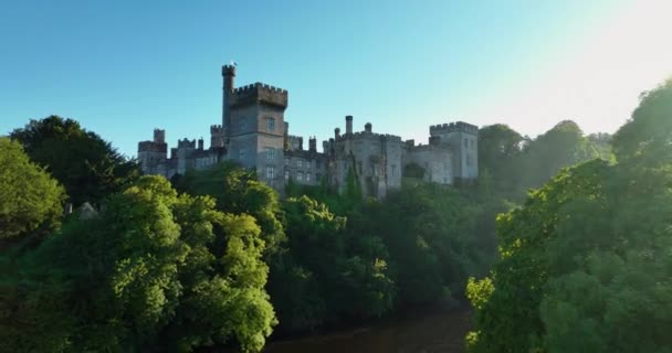 爱尔兰沃特福德的利索莫城堡夕阳西下城堡利斯莫尔城堡和落叶山脉位于沃特福德荒原的繁茂乡村古老的东方 古堡围起来了 — 图库视频影像