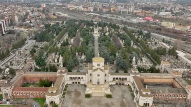 Bir sürü Cimitero anıtı olan mezarlığın havadan görünüşü. Mezar taşları ve ünlü sanatçı ve mimarların mezarlarıyla tanınan bir mezarlık. Milan, İtalya 05.01.2024