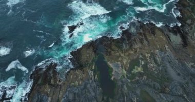 Uçurumun havadan görünüşü. Dik uçurumlar. Moher 'in Yüksek Kayalıkları' ndan okyanusa açılan hava manzarası. Mavi okyanus. İrlanda 'daki popüler turizm merkezleri. Country Clare, İrlanda. Yüksek kalite