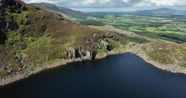 Dağlarda yüksek bir dağ gölü. Yeşil tepelerin ortasındaki dağ gölü. Bay Lough Gölü, Clogheen, Tipperary, İrlanda. Göl, Knockmealdown 'un ortasında bir yamaçta duruyor.