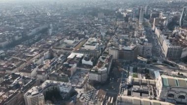 Milano Merkez Tren İstasyonu ve çevresindeki meydanın tarihi binasının havadan görünüşü. İstasyonun hava görüntüsü. İstasyon sütunlarının üzerinde eski geniş kavisli metal ve camdan bir yapı.