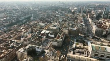 Milano Merkez Tren İstasyonu ve çevresindeki meydanın tarihi binasının havadan görünüşü. İstasyonun hava görüntüsü. İstasyon sütunlarının üzerinde eski geniş kavisli metal ve camdan bir yapı.