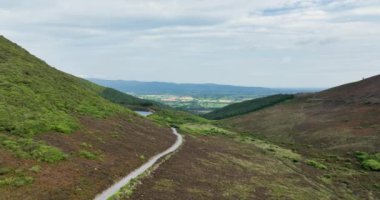 Dağlarda yüksek bir dağ gölü. Yeşil tepelerin ortasındaki dağ gölü. Bay Lough Gölü, Clogheen, Tipperary, İrlanda. Göl, Knockmealdown 'un ortasında bir yamaçta duruyor.
