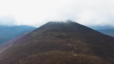 Havadan. Tepesinde büyük bir bulut olan güzel bir dağ. İrlanda 'daki Glenveagh Ulusal Parkı. Yürüyüş için mükemmel bir yer. Yüksek bir dağda gün batımı. Knockmealdown Dağları, Tipperary ve Waterford