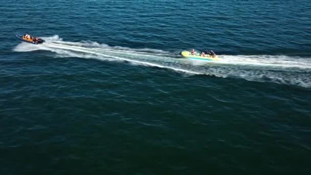 Luftaufnahme Einer Gruppe Von Menschen Die Auf Einem Bananenboot Fahren — Stockvideo