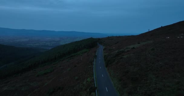 エアリアル 夜遅くに山に登った山道 山の中のハイウェイ アイルランドのティペラリー郡 ノックメルダウン山脈 アイルランドの山々にある景色の道 — ストック動画
