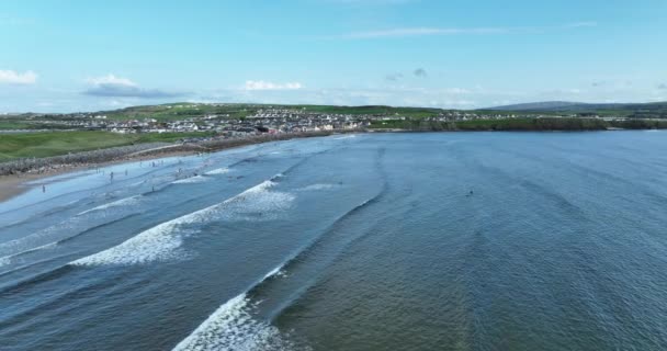 小さなサーフィン街 リーチンはアイルランドの村で クレア郡にある いくつかのサーファーはアイルランドの海岸で秋の波をテストします ラヒンチはリスカナー湾の小さな町である エアリアル 高品質4Kについて — ストック動画