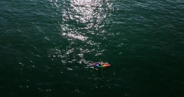 Aérea Hombre Navega Mar Kayak Solo Centro Formación Deportiva Kayak — Vídeos de Stock