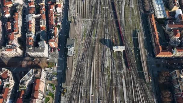 Demiryolu Raylarının Hava Görüntüsü Kırmızı Bir Tren Geçiyor Merkez Tren — Stok video