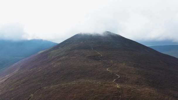 Luchtfoto Een Prachtige Berg Met Daarboven Een Grote Wolk Nationaal — Stockvideo