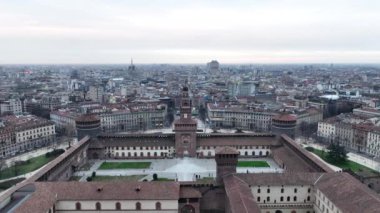 Castello Sforzesco 'nun mimari ikonunun hava görüntüsü. Çatılar. İtalya 'nın merkezindeki bir ortaçağ şatosundan şehir manzarası. Milano 'daki ortaçağ şatosunun manzarası. İtalya, Kış