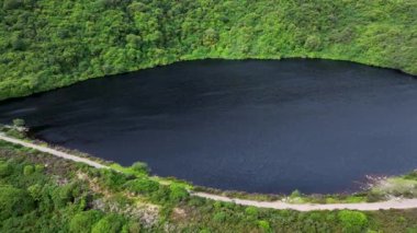 Dağlarda yüksek bir dağ gölü. Yeşil tepelerin ortasındaki dağ gölü. Bay Lough Gölü, Clogheen, Tipperary, İrlanda. Göl, Knockmealdown 'un ortasında bir yamaçta duruyor.