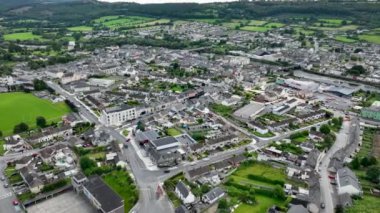 Havadan. Suir 'deki antik İrlanda şehri Carrick' in en iyi manzarası. Nehir kenarındaki küçük bir kasabanın panoraması. Şehir yukarıdan bulutlu bir günde dağların arka planına karşı. Resimli bir kasaba