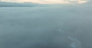 Havadan. Beyaz bulutlara sarılmış Moher Kayalıkları 'nın sabah manzarası. Yoğun sise sarılmış uçurumlar. Moher Kayalıkları 'nın üstündeki bulutlarda uçuyor. Denizin üzerindeki şafak sökülüyor. Sise sarılmış kayalar. Yüksek