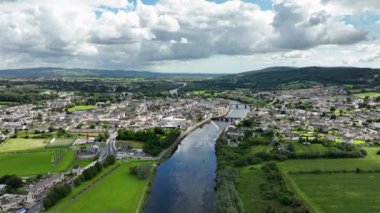 Havadan. Suir 'deki antik İrlanda şehri Carrick' in en iyi manzarası. Nehir kenarındaki küçük bir kasabanın panoraması. Şehir yukarıdan bulutlu bir günde dağların arka planına karşı. Resimli bir kasaba