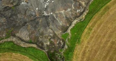 Havadan. Atlantik Okyanusu 'nun kayalık kıyısı. County Clare 'deki İrlanda' nın kırsal bölgelerinden gelen hava aracı. Toprakta bir çatlak. Okyanus kıyısındaki yerkabuğundaki bir hata. Yeşil sahil