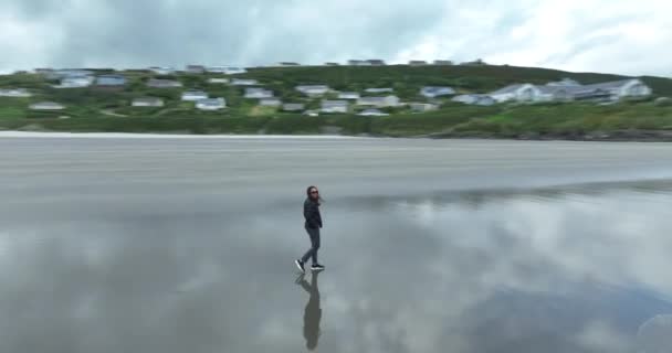 Circular Woman Walks Deserted Sandy Beach Alone Mirrored Spurting Underfoot — Stock Video