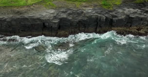 Ocean Waves Wash Rocky Shore Aerial Ireland Countryside Tourist Attraction — Stock Video