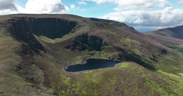 Uma Vista Aérea Lough Ouler Montanha Tonelagee Montanha Lago Meio — Vídeo de Stock