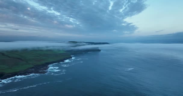 Gün Doğumunda Sisle Kaplı Bir Uçurum Anteni Beyaz Bulutlara Sarılmış — Stok video