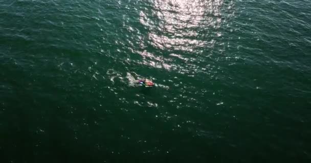 Aérea Hombre Está Navegando Colorido Kayak Dron Sigue Tipo Agua — Vídeos de Stock