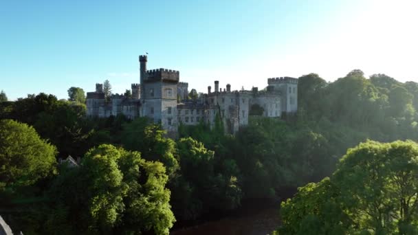 エアリアル アイルランドのウォーターフォードにある城 夕暮れの太陽が城を照らしている リスモア城とノックメルタウン山脈は ウォーターフォード アーランズ古代東部の田園地帯にある 包まれた古代の城 — ストック動画
