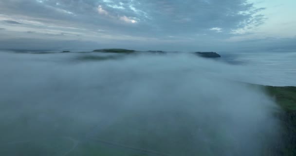Luchtfoto Dramatisch Uitzicht Kliffen Van Moher Gewikkeld Witte Wolken Kliffen — Stockvideo