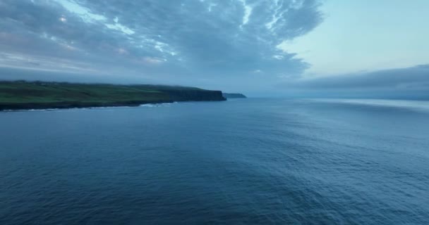 Gün Doğumunda Sisle Kaplı Bir Uçurum Anteni Beyaz Bulutlara Sarılmış — Stok video